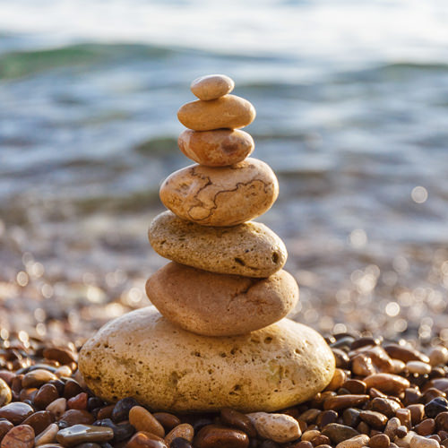 Gleichgewicht - balancierende Steine am Meer