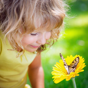 Kind, was sich über die Natur freut - Theta Healing Regenbogenkinder